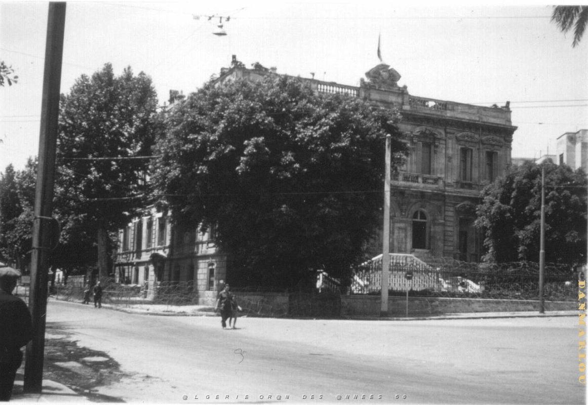 MH b- 091- Place Kleber et prefecture- Barbeles.JPG